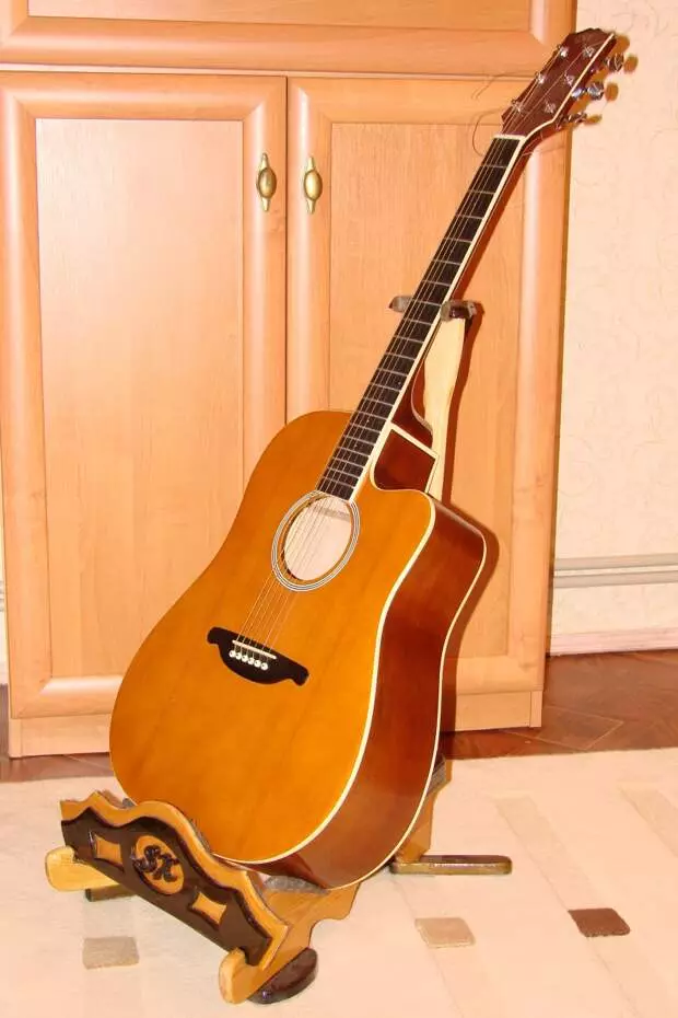 Nangtung handapeun gitar