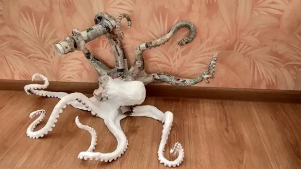 O le moli i le ituaiga o le octopus mai le paper-mâché ma o latou lava lima