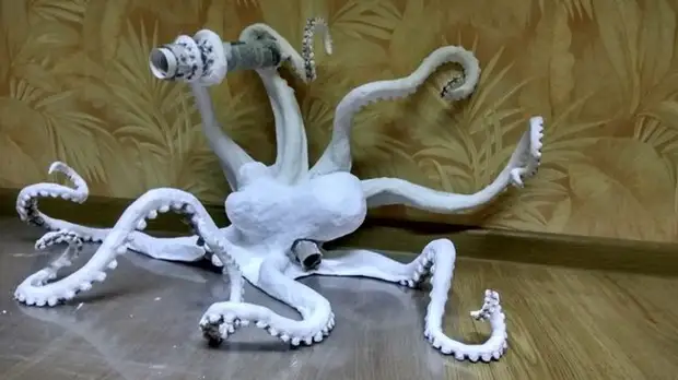 De lampe yn 'e foarm fan in octopus fan Papier-Mâché mei har eigen hannen