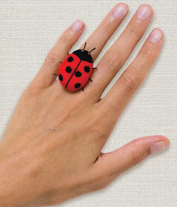 Gyűrű "Ladybug" a száraz bolondozás technikában