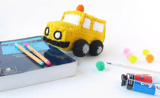 Svijetli školski autobus u tehnici amiguruma