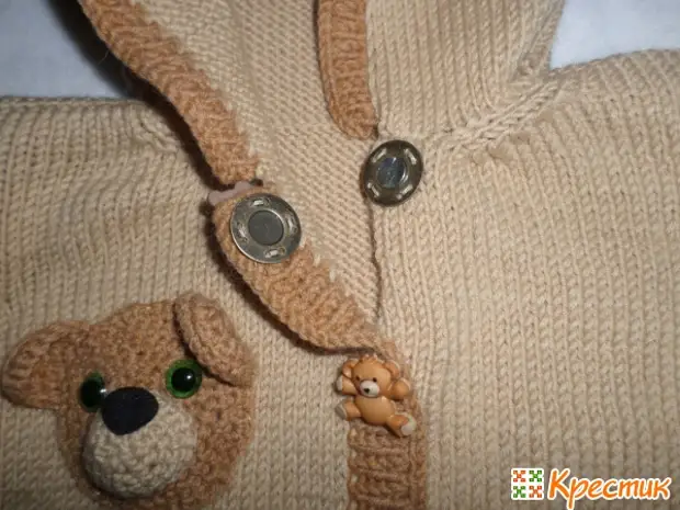 Pagniniting sweaters na may nakakatawa teddy bear para sa mga bata hanggang sa taon