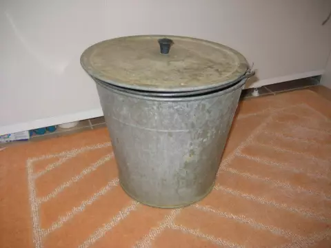 We disguise the old zinc bucket