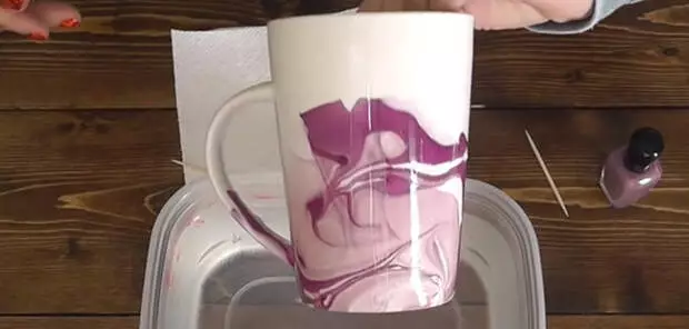 Comment faire une tasse unique avec de la peinture et du scotch