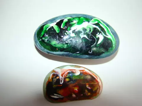 पुनरुत्थित इंद्रधनुष्य pebbles