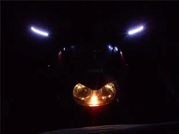 LED-lumaj lumoj en motorciklaj speguloj