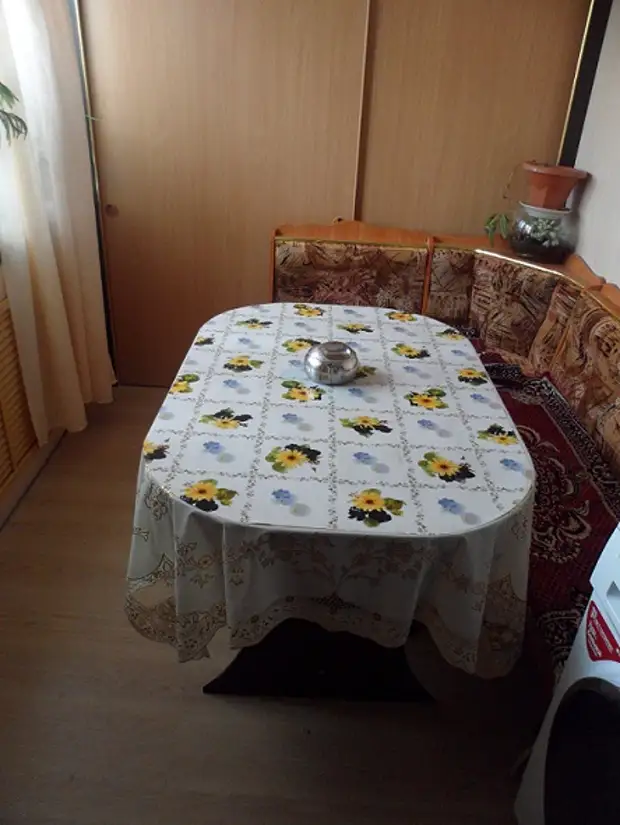 Large sliding table in the dining room with your own hands