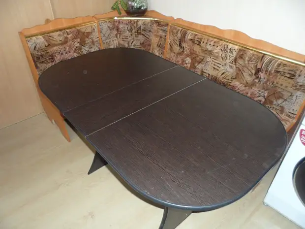 Large sliding table in the dining room with your own hands