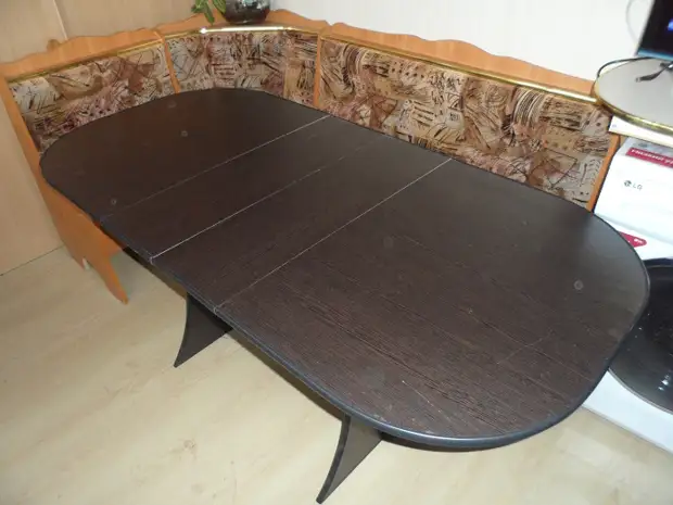 Large sliding table in the dining room with your own hands