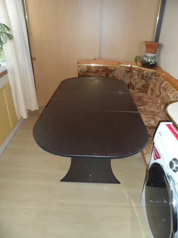 Large sliding table in the dining room with your own hands