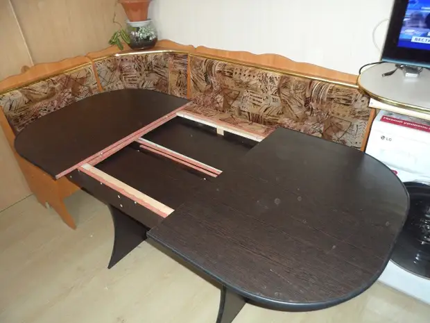 Large sliding table in the dining room with your own hands