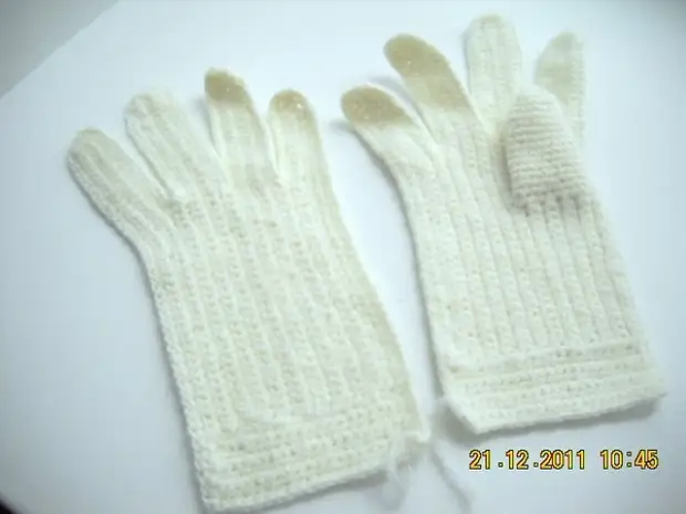 Ръкавици, свързани с плетене на една кука.