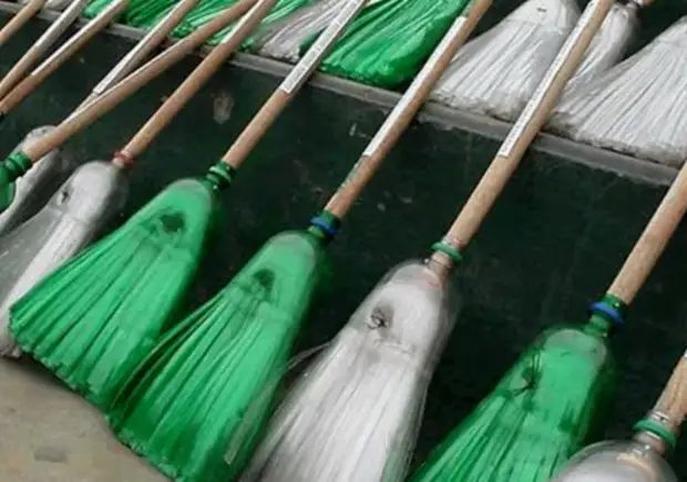 brooms ຈາກຂວດພາດສະຕິກທີ່ມີມືຂອງຕົນເອງ