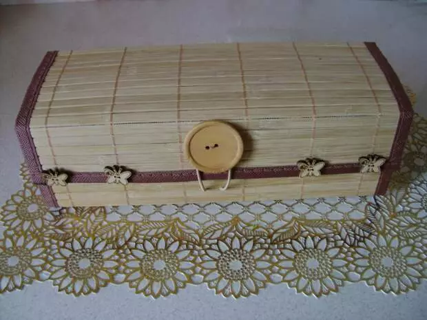 Bamboo napkin casket.