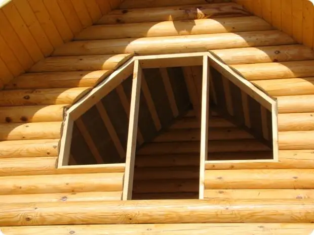 Installation von Fenstern und Türen in einem Holzhaus