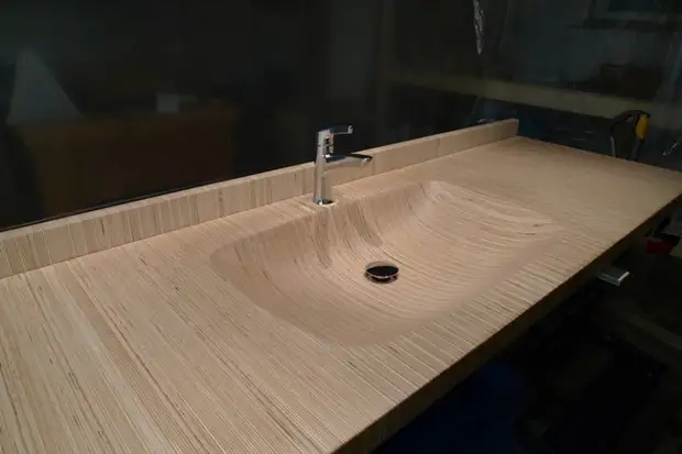 مثيرة للاهتمام طاولة محلية الصنع مع الصلبة الخشب الرقائقي الصلبة