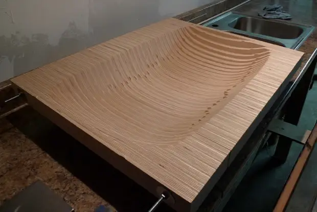 Intressant hemlagad bordsskiva med en fast plywood fast