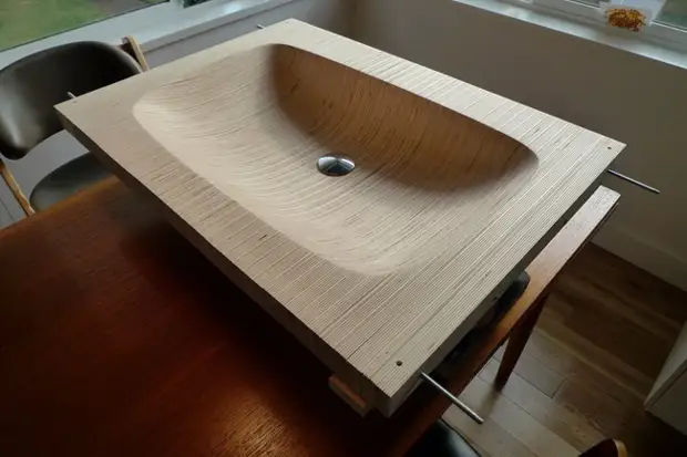 Interesante mesa casera con un sólido de madera contrachapada sólida.