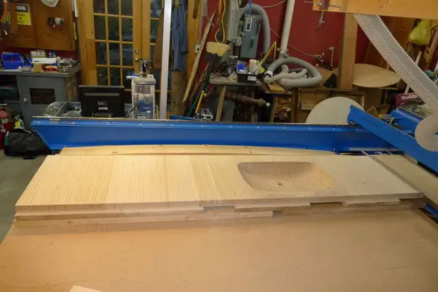 Kagiliw-giliw na homemade table top na may solid na solidong plywood