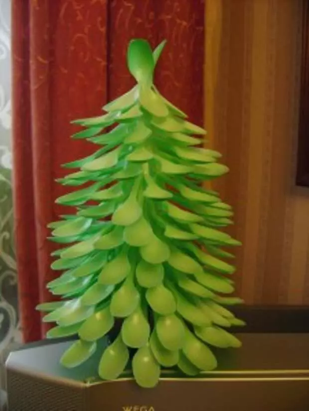 Árbol de navidad de cucharaditas desechables. Clase maestra.