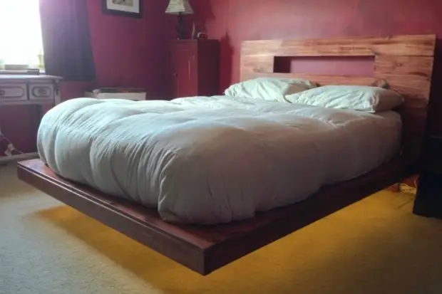 面白い考え：パレットからベッドを作る方法は？