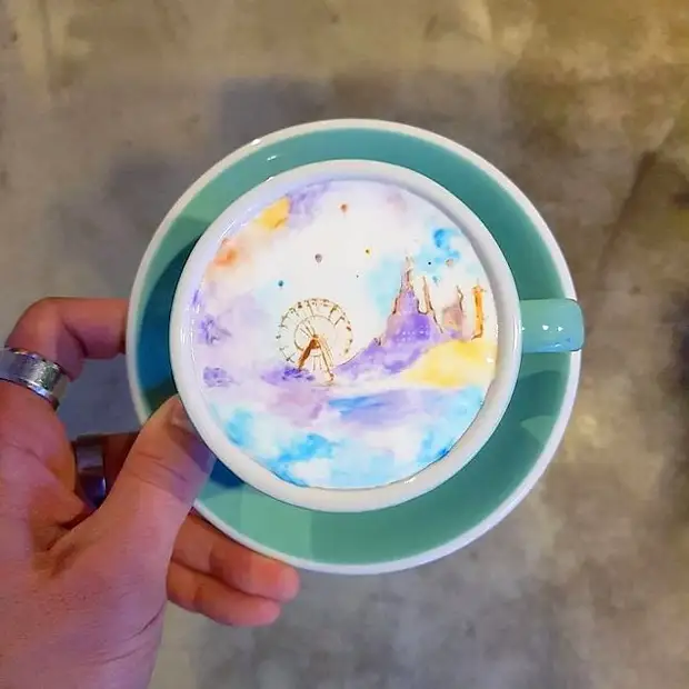 Koffiekunst Barista uit Korea: fragiele en mooie crèmekunst