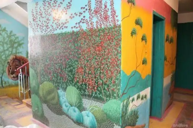 Residents of houses with the help of paints and fantasy decorate their entrances