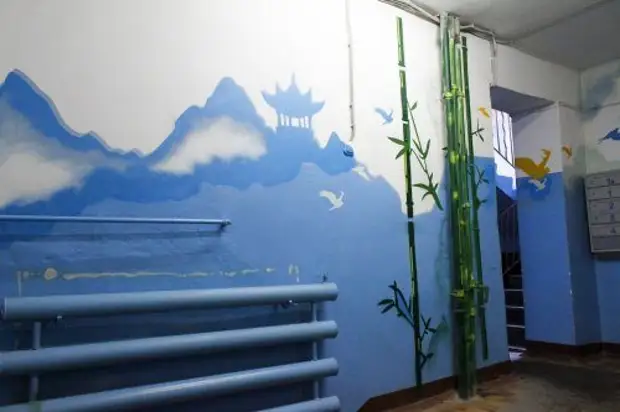 Residents of houses with the help of paints and fantasy decorate their entrances