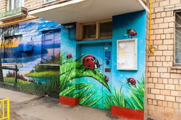 Residents of houses with the help of paints and fantasy decorate their entrances