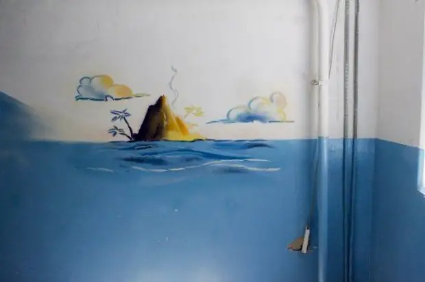 Residents of houses with the help of paints and fantasy decorate their entrances