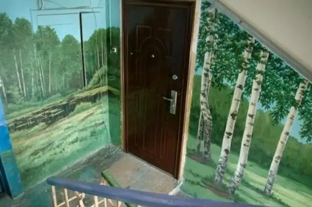 Residents of houses with the help of paints and fantasy decorate their entrances