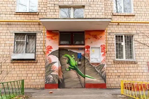 Residents of houses with the help of paints and fantasy decorate their entrances