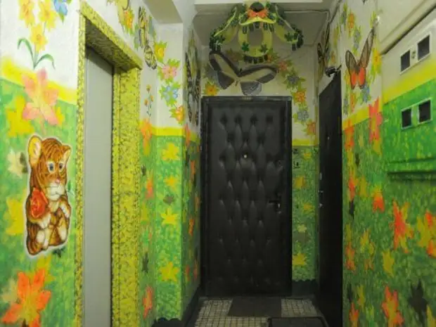 Residents of houses with the help of paints and fantasy decorate their entrances