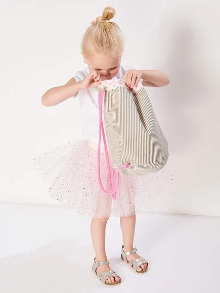 Sê di yek de: backpack bag-handbag for the girl