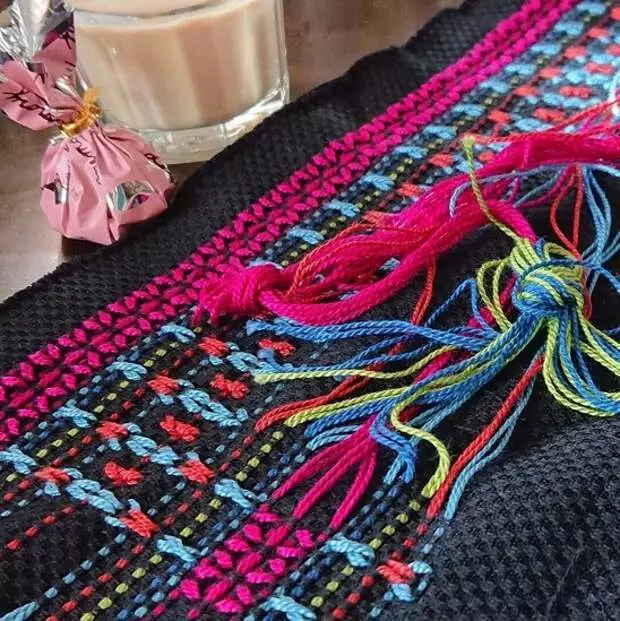 Sweden embroidery: mekhoa e metle e tsoang ho meqomo e bonolo
