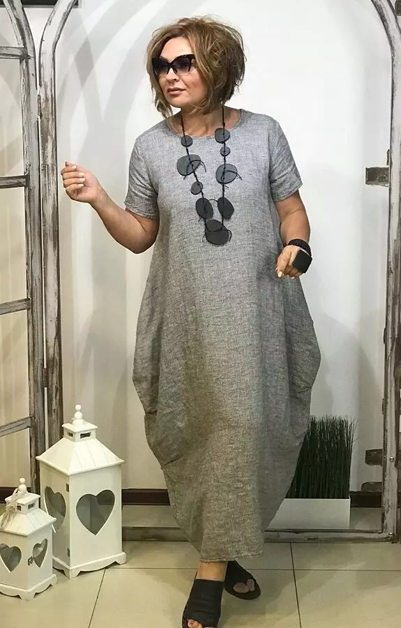 Vestido de lino gris con mangas cortas.