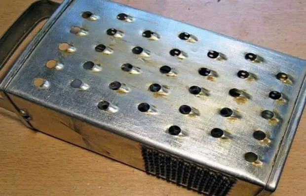 இரண்டு பில்களில் grater முன்னாள் கூர்மையை எப்படி திரும்ப வேண்டும்