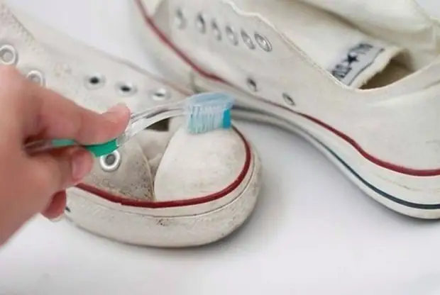 Toothpaste alang sa paglimpyo sa sapatos. | Litrato: quora.