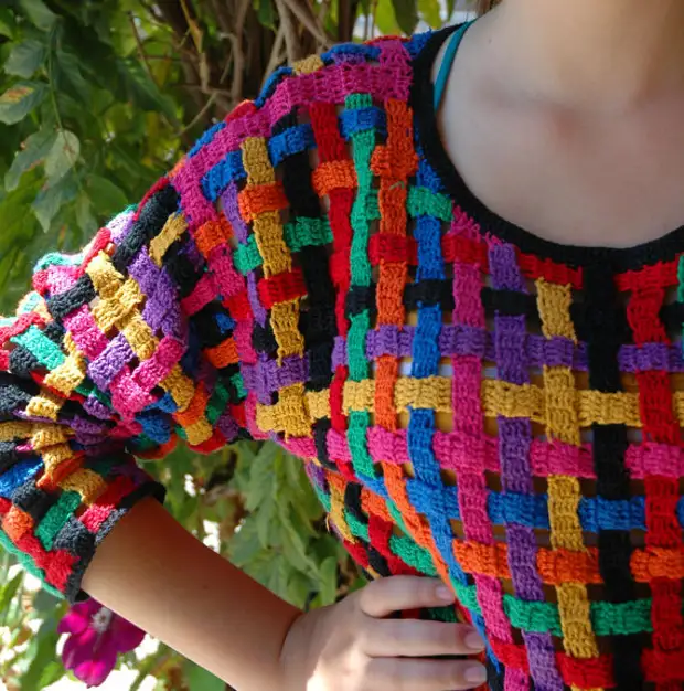 Креирање на работи од испреплетени плетени обоени ленти