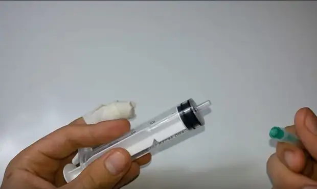 Ako urobiť zariadenie potrebné z pravidelnej injekčnej striekačky v každom dome