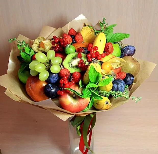 Bouquet nke akwụkwọ nri na mkpụrụ osisi nke aka ha