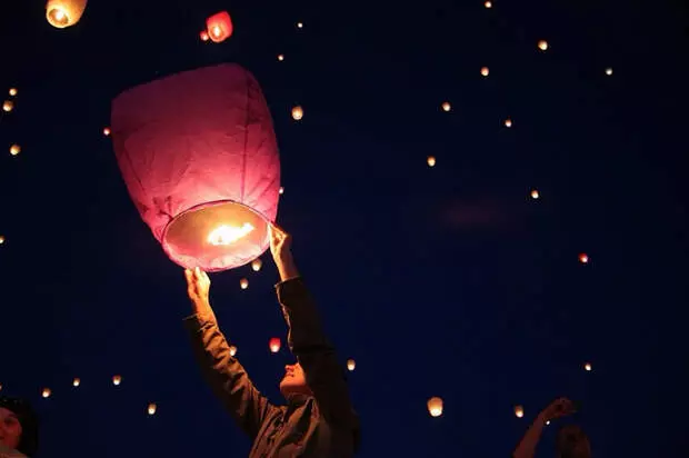 Giunsa paghimo ang usa ka langitnon nga lantern gamit ang ilang kaugalingon nga mga kamot sa balay