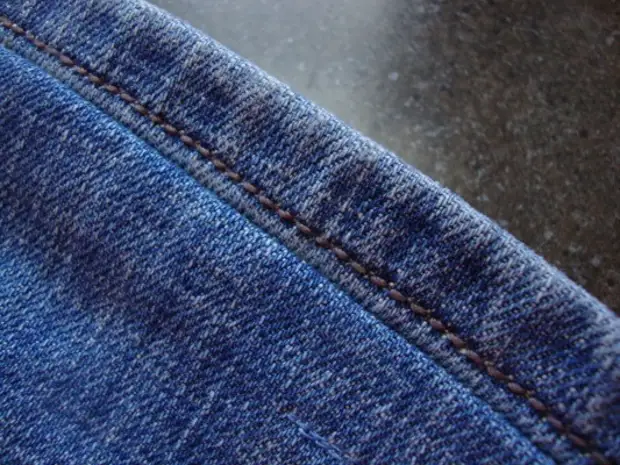 Wie man Jeans verkürzt und die Fabriknaht speichert: Master-Klasse