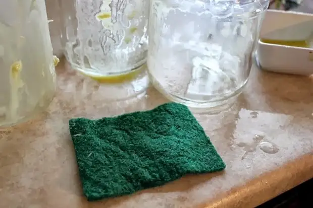 Hoe om net spore van gom, papier en plakkers van enige oppervlak te verwyder