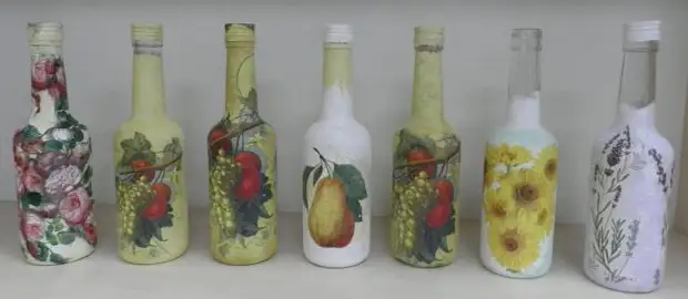 Decoupage láhve nebo hlavní třída na konverzi konvenční láhve do původní váze