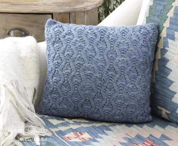 Pillowcases rajutan pada bantal sofa dengan jarum mengait