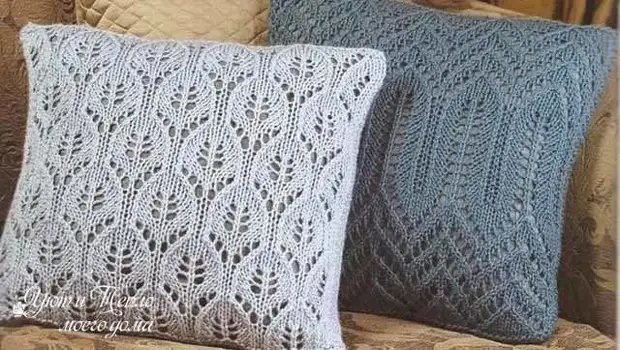 Pillowcases de punto en almofadas de sofá con agullas de tricô