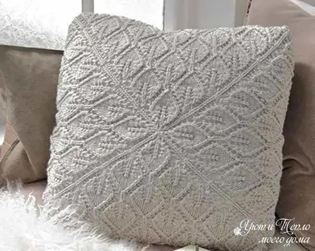 Pillowcases rajutan pada bantal sofa dengan jarum mengait