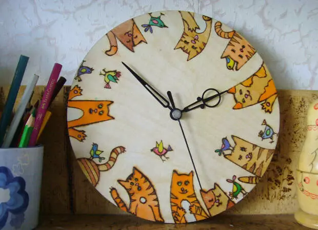 "Fun chats et oiseaux": nous faisons une horloge murale pour les enfants de leurs propres mains