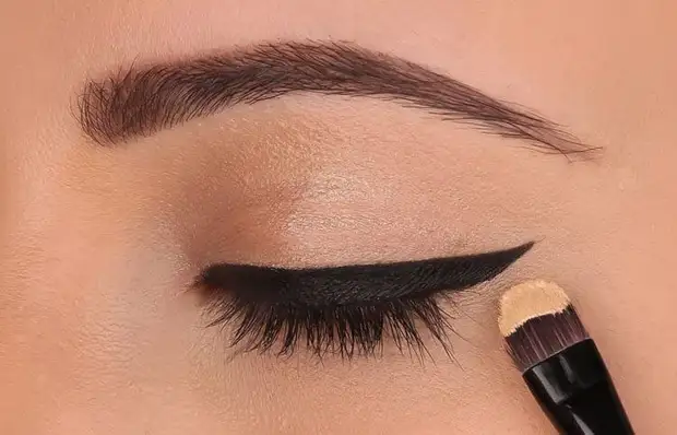 Folla de trampas útiles para maquillaxe: maquillaxe por cinco en 3 minutos